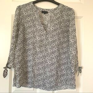 Adrienne Vittadini v-neck 3/4 tie sleeves blouse black and white medium